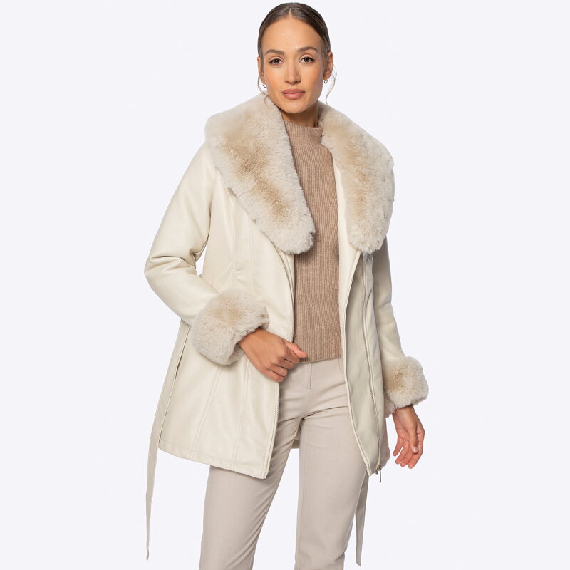 Kurtka damska z ekoskóry z futrzanym kołnierzem i mankietami kremowa 101-9P-101-0 Kurtka damska z ekoskóry z futrzanym kołnierzem i mankietami kremowa 101-9P-101-0