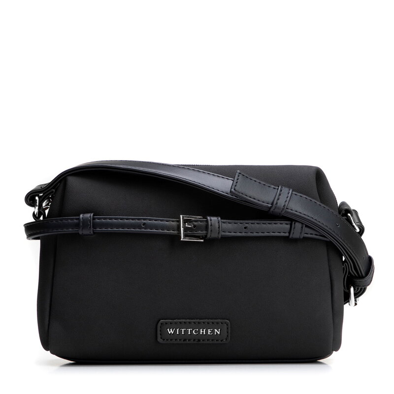 Listonoszka z imitacji skóry z dekoracyjnym paskiem czarno - srebrna 101-4Y-420-1S