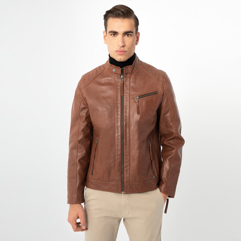 Męska kurtka skórzana z pionowymi przeszyciami i stójką ciemny brąz 97-09-253-4