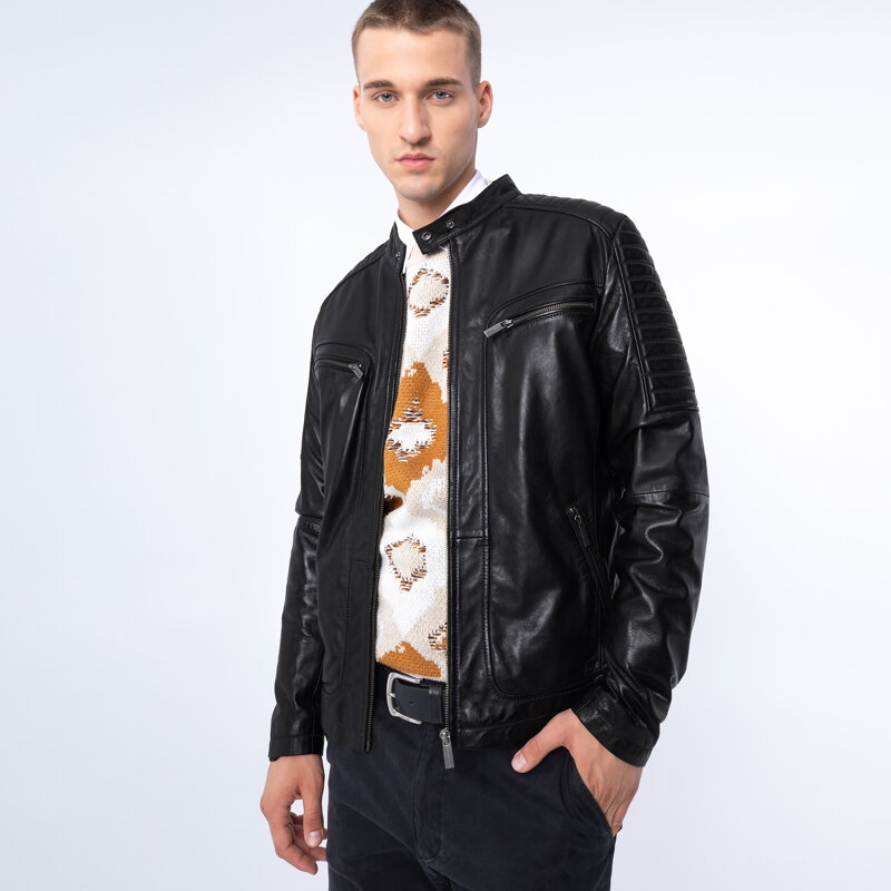 Męska kurtka skórzana z zapinaną stójką i pikowaniem czarna 97-09-850-1