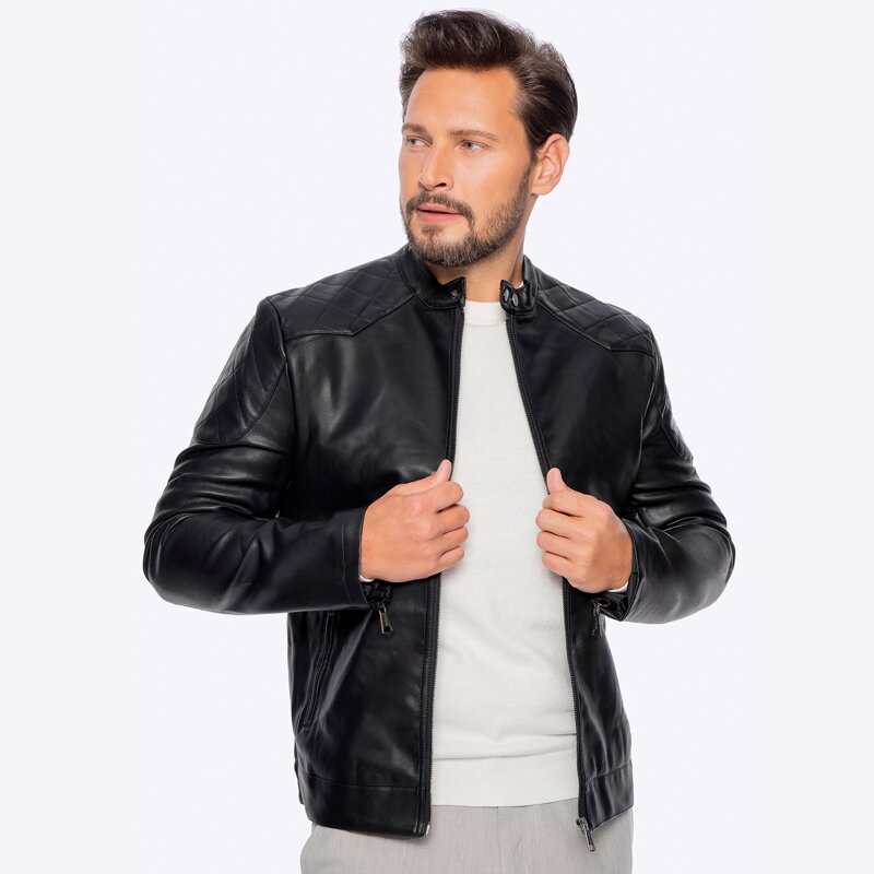 Męska kurtka z ekoskóry z pikowaniem na ramionach czarna 97-9P-155-1