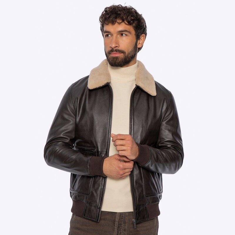 Męska kurtka ze skóry naturalnej z futrzanym kołnierzem brązowa 101-09-851-4