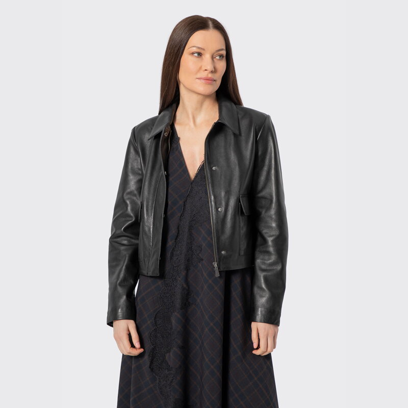 Krótka kurtka damska ze skóry naturalnej owczej czarna 102-09-404-1