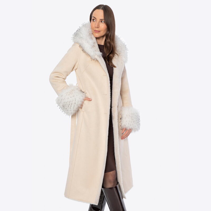 Płaszcz damski z kołnierzem i mankietami ze sztucznego futra kremowy 101-9W-002-0