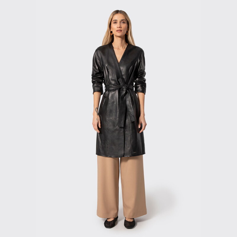 Płaszcz damski ze skóry naturalnej z paskiem w talii czarny 102-09-402-1