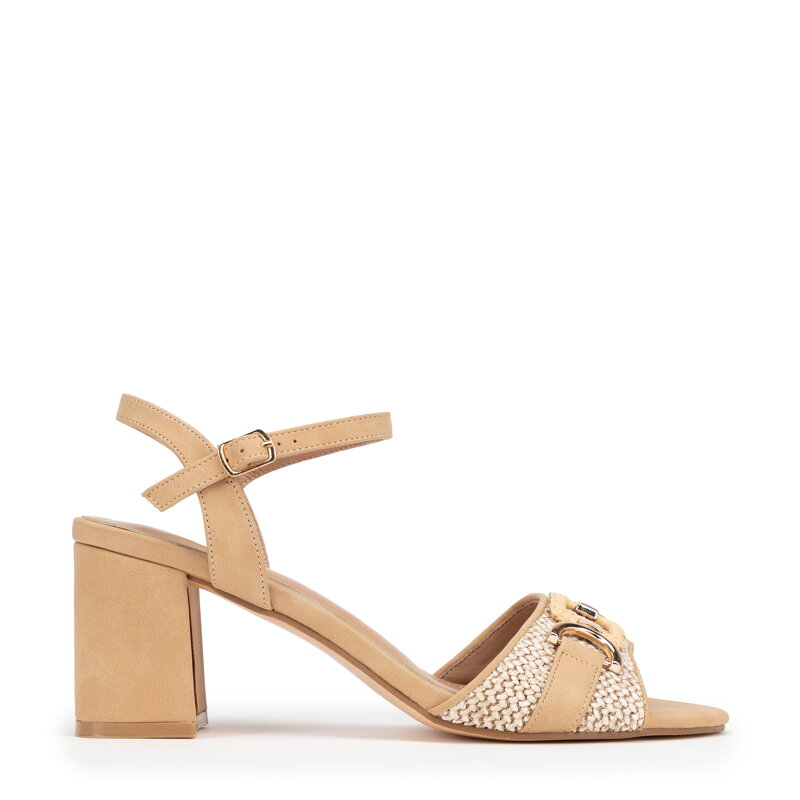 Plecione sandały z dekoracyjną klamrą beżowe 100-DP-202-9