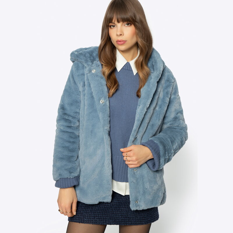 Sztuczne futerko oversize z kapturem niebieskie 95-9W-100-7 Sztuczne futerko oversize z kapturem niebieskie 95-9W-100-7